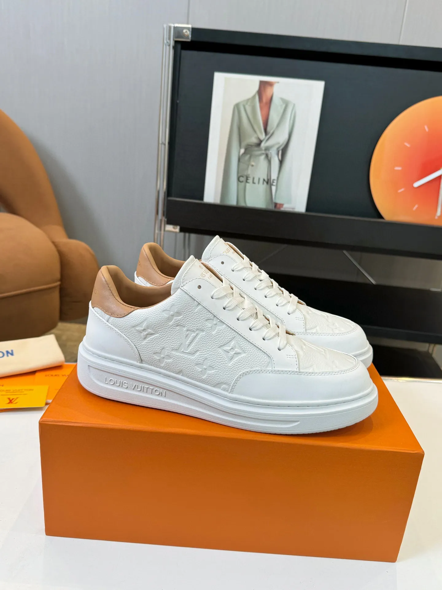 Men's Men's Shoes 💰620💰 LV [Beverly Hills Sports Shoes Series] This Beverly Hills sports shoes are made of grained cow leather with Damier pattern, echoing the current season's leather goods series. The thick rubber outsole is lightweight, and an embossed Louis Vuitton logo adds a branding touch. Padded insole and technical fabric lining enhance comfort.  Detailed Features ♛ Silk cowhide ➕ Tumbled cowhide ♛ Ultra-light rubber outsole ♛ Louis Vuitton logo on tongue and outsole ♛ Size: 38-46